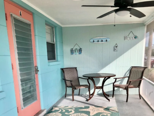Super Cute Two Bedoom Duplex Just Steps Away from the Beach!!