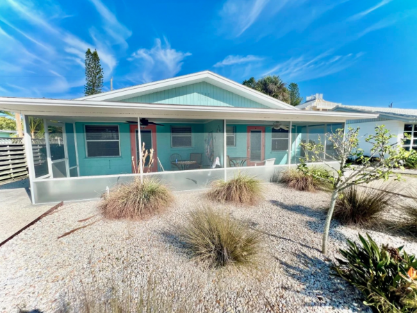 Super Cute Two Bedoom Duplex Just Steps Away from the Beach!!