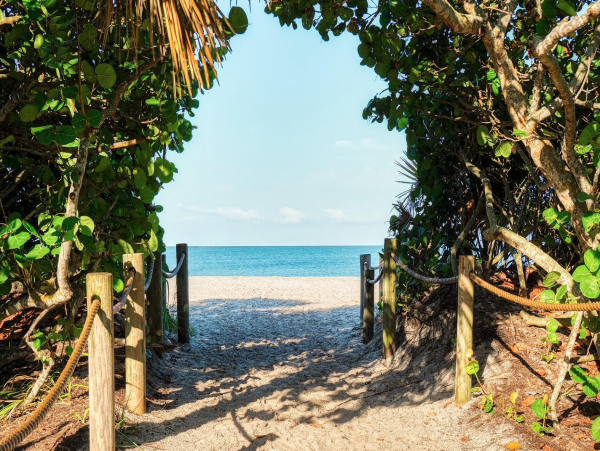 Super Cute Two Bedoom Duplex Just Steps Away from the Beach!!