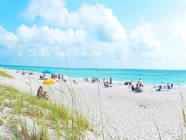 Super Cute Two Bedoom Duplex Just Steps Away from the Beach!!