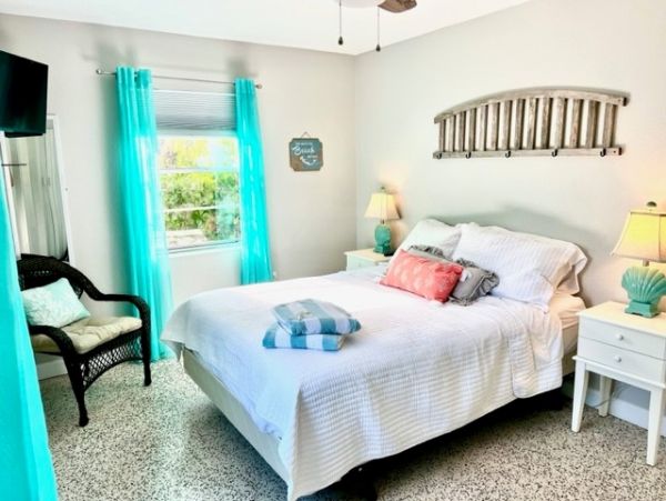 Super Cute Two Bedoom Duplex Just Steps Away from the Beach!!