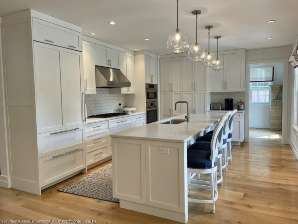 Nantucket Five bedroom Vacation Rental one Mile to Beaches.