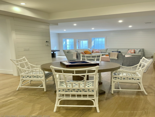 Nantucket Five bedroom Vacation Rental one Mile to Beaches.
