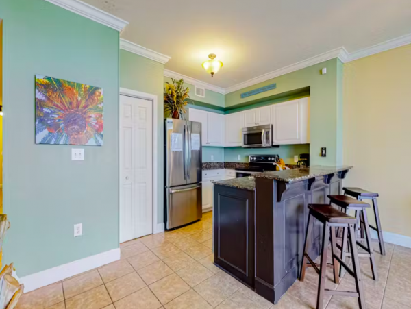 2 Bedroom Condo with Ocean View, Pool & Hot Tub access