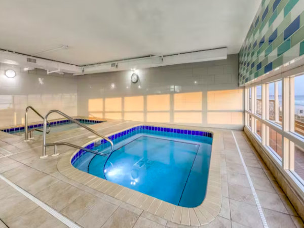 2 Bedroom Condo with Ocean View, Pool & Hot Tub access