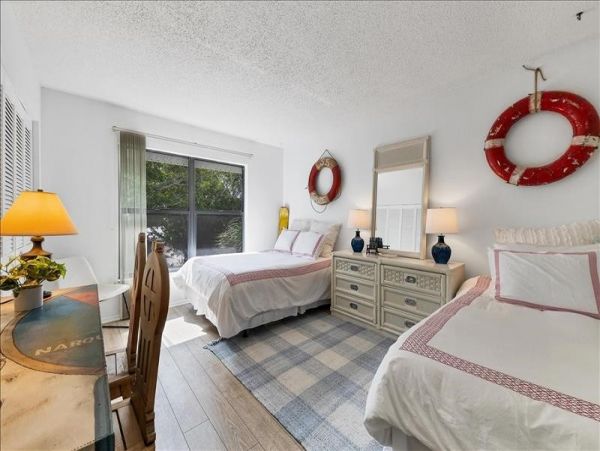 Siesta Key Vacation Condo Two Bedroom Walk to Beach