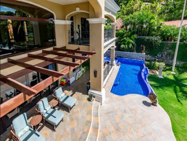 Luxury Vacation Villa with 6 Bedrooms in Playa Flamingo