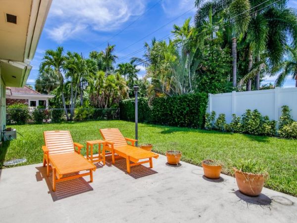 Pompano Beach Vacation Home Two Bedroom Walk to Beach