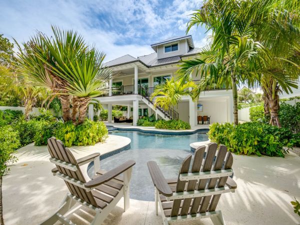 Ultimate Luxurious Retreat by the Beach with Stunning Views and Deluxe Amenities