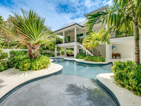 Ultimate Luxurious Retreat by the Beach with Stunning Views and Deluxe Amenities