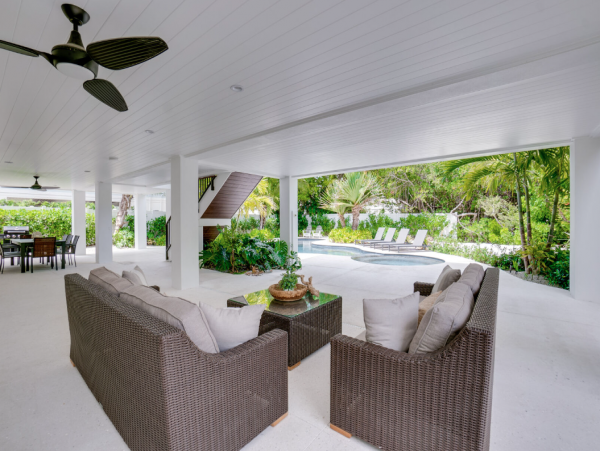 Ultimate Luxurious Retreat by the Beach with Stunning Views and Deluxe Amenities