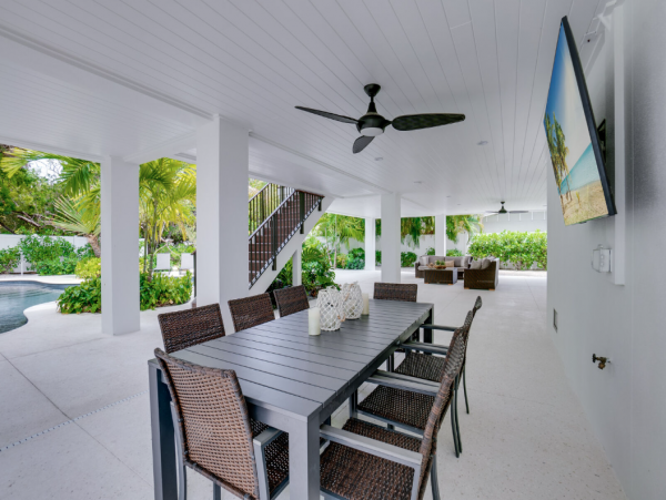 Ultimate Luxurious Retreat by the Beach with Stunning Views and Deluxe Amenities