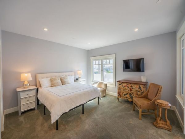 La Jolla Vacation Home Walk to Beach Five Bedroom