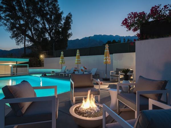 Mountain View, Pool & Tennis Court Three Bedroom Palm Springs Home