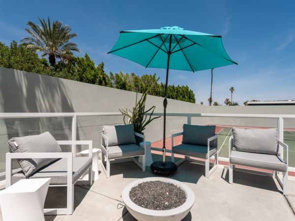 Mountain View, Pool & Tennis Court Three Bedroom Palm Springs Home