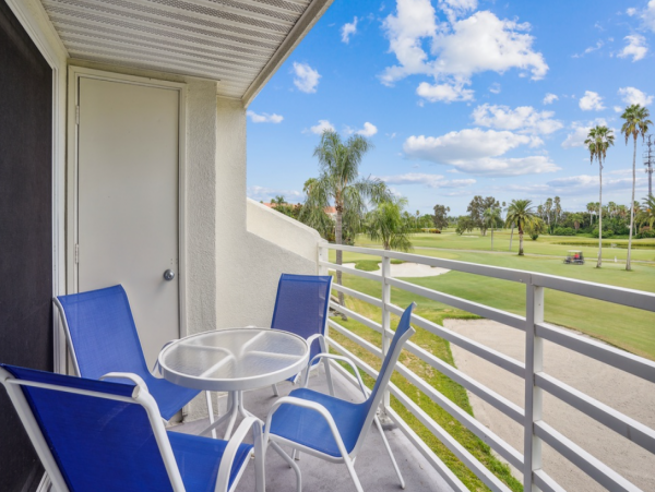 Charming Golf Community 2 Bedroom Condo in St. Petersburg