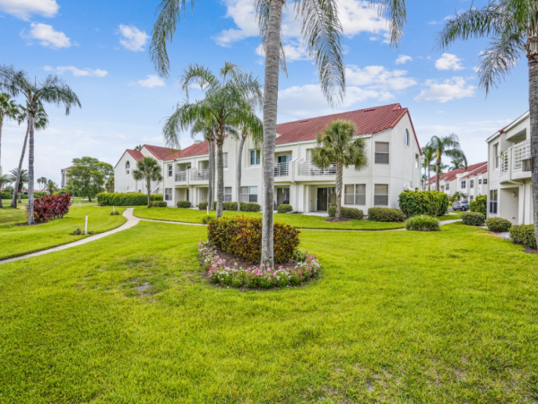 Charming Golf Community 2 Bedroom Condo in St. Petersburg