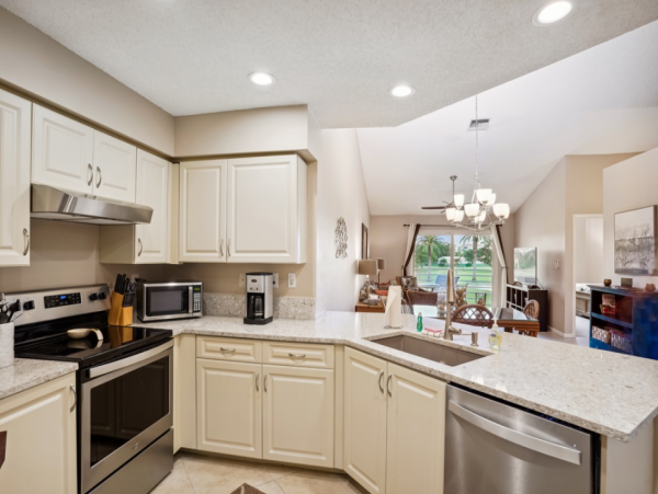 Charming Golf Community 2 Bedroom Condo in St. Petersburg