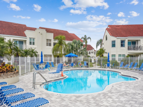 Charming Golf Community 2 Bedroom Condo in St. Petersburg