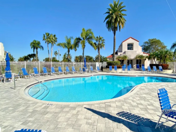 Charming Golf Community 2 Bedroom Condo in St. Petersburg