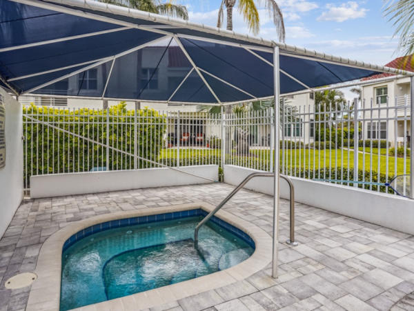 Charming Golf Community 2 Bedroom Condo in St. Petersburg