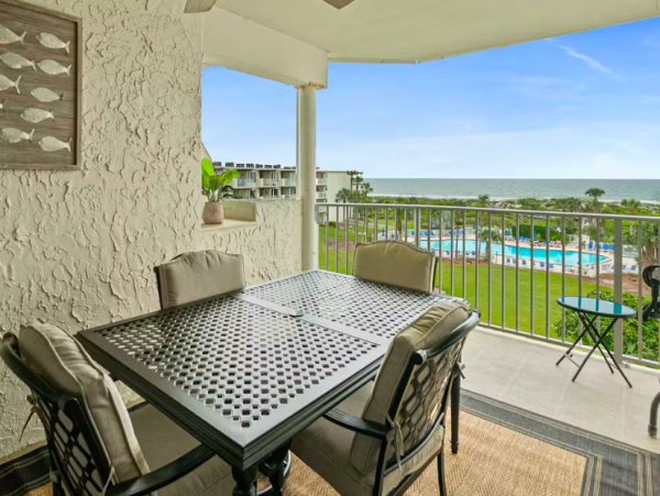 Oceanview Condo in a beachfront complex with Balcony, 2 pools, gym and tennis court