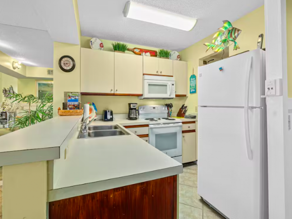 Oceanview Condo in a beachfront complex with Balcony, 2 pools, gym and tennis court