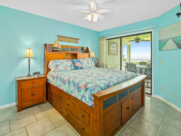 Oceanview Condo in a beachfront complex with Balcony, 2 pools, gym and tennis court
