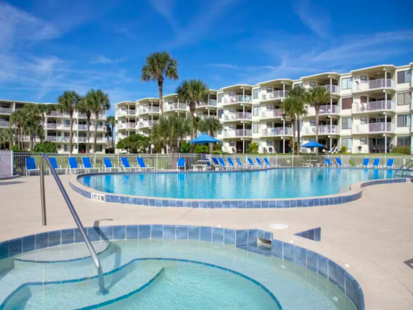 Oceanview Condo in a beachfront complex with Balcony, 2 pools, gym and tennis court