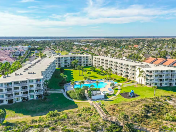 Oceanview Condo in a beachfront complex with Balcony, 2 pools, gym and tennis court