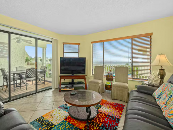 Oceanview Condo in a beachfront complex with Balcony, 2 pools, gym and tennis court