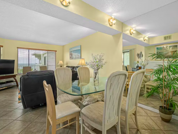 Oceanview Condo in a beachfront complex with Balcony, 2 pools, gym and tennis court