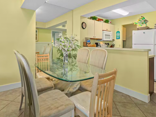 Oceanview Condo in a beachfront complex with Balcony, 2 pools, gym and tennis court