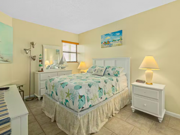 Oceanview Condo in a beachfront complex with Balcony, 2 pools, gym and tennis court