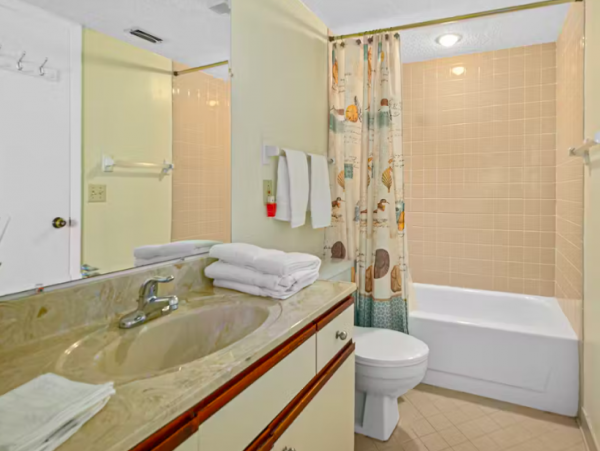 Oceanview Condo in a beachfront complex with Balcony, 2 pools, gym and tennis court