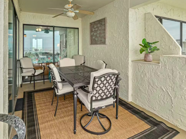 Oceanview Condo in a beachfront complex with Balcony, 2 pools, gym and tennis court