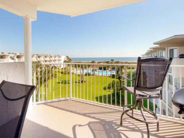 Oceanview Condo in a beachfront complex with Balcony, 2 pools, gym and tennis court
