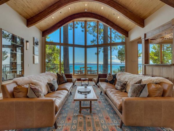 Luxurious Lakefront 5 Bedroom Vacation Home