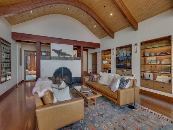 Luxurious Lakefront 5 Bedroom Vacation Home