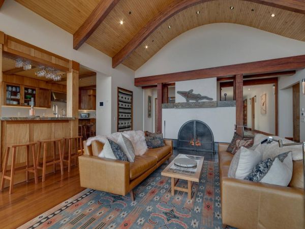 Luxurious Lakefront 5 Bedroom Vacation Home