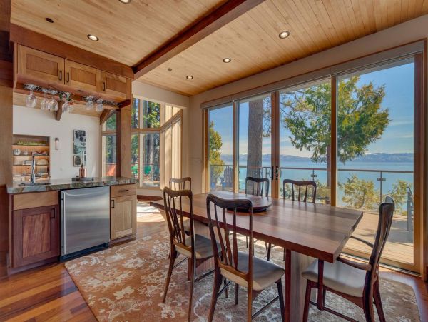 Luxurious Lakefront 5 Bedroom Vacation Home