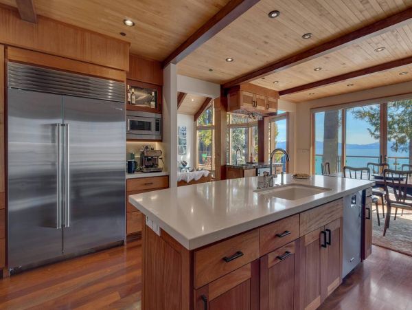 Luxurious Lakefront 5 Bedroom Vacation Home
