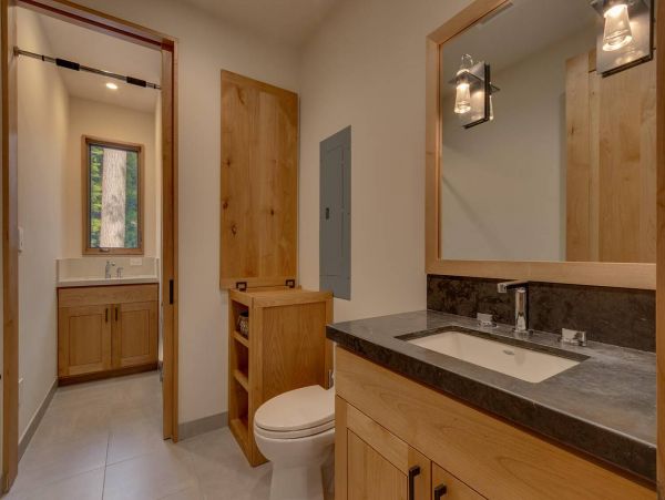 Luxurious Lakefront 5 Bedroom Vacation Home