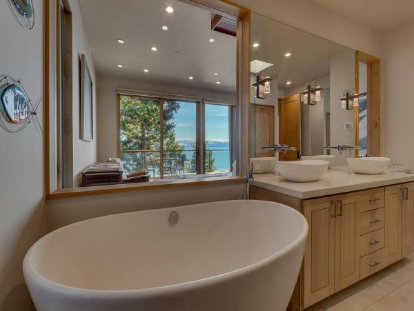 Luxurious Lakefront 5 Bedroom Vacation Home