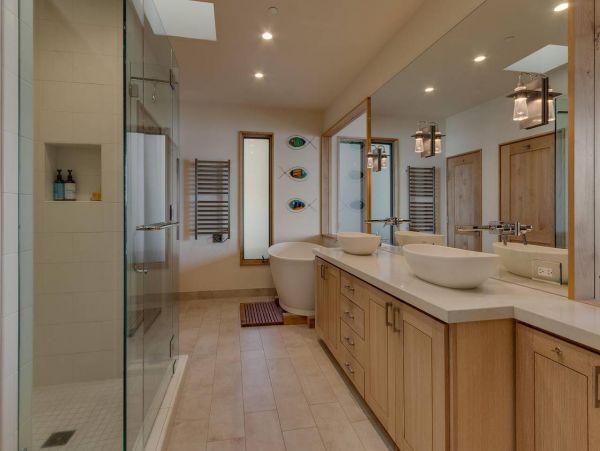 Luxurious Lakefront 5 Bedroom Vacation Home