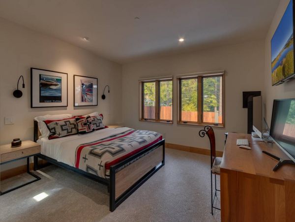 Luxurious Lakefront 5 Bedroom Vacation Home