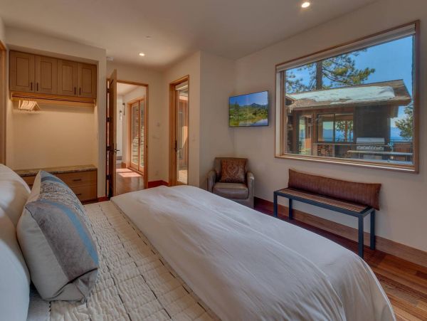 Luxurious Lakefront 5 Bedroom Vacation Home