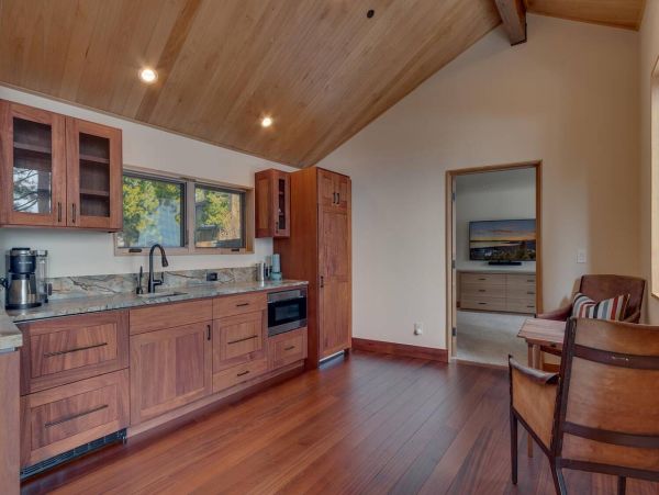 Luxurious Lakefront 5 Bedroom Vacation Home
