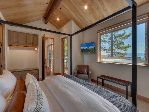 Luxurious Lakefront 5 Bedroom Vacation Home