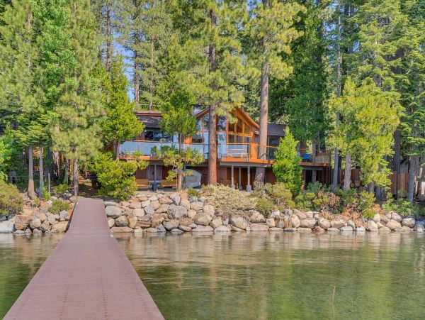 Luxurious Lakefront 5 Bedroom Vacation Home